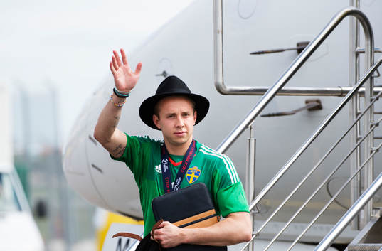 Målvakten Patrik Carlgren vinkar till väntande media när