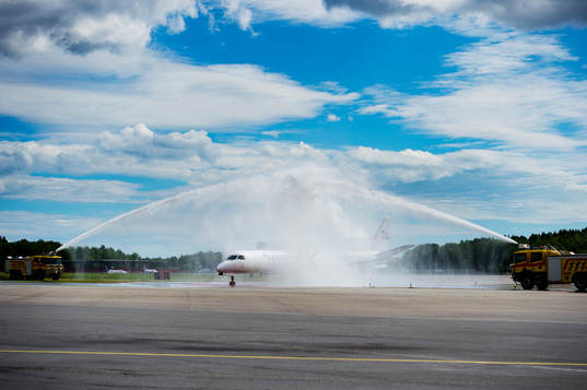 Sveriges U21-landslag anländer i ett flygplan
