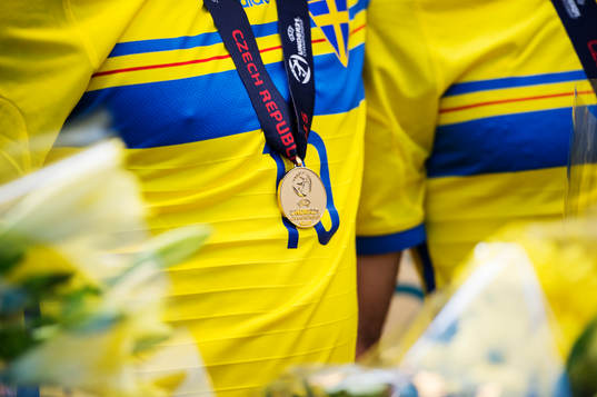 En guldmedalj hänger på John Guidetti när Sveriges