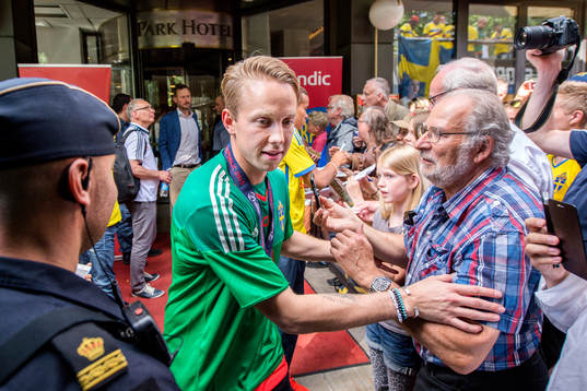 Sveriges målvakt Patrik Carlgren påväg mot spelarbussen