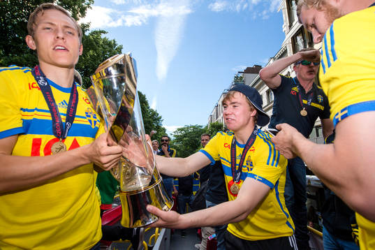 Sveriges Ludwig Augustinsson och Simon Tibbling med pokalen