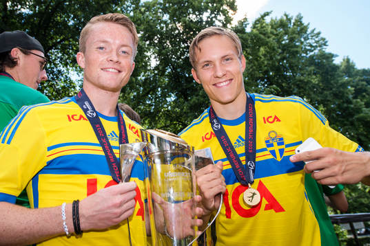 Sveriges Sam Larsson och Ludwig Augustinsson med pokalen