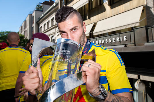 Sveriges Mikael Ishak med pokalen när Sveriges