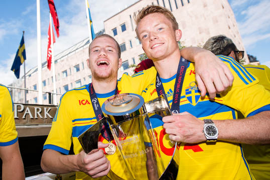 Sveriges Simon Gustafson och Sam Larsson med pokalen när