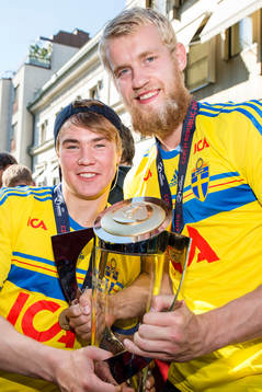 Sveriges Simon Tibbling och Filip Helander med pokalen när