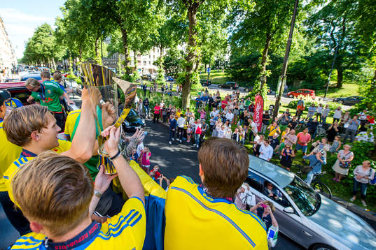 Sveriges  spelar lyfter pokalen för supportrar när