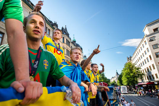 Sveriges målvakt Patrik Carlgren , Sam Larsson och Oscar