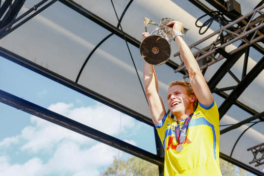 Sveriges Oscar Hiljemark lyfter pokalen i Kungsträdgården