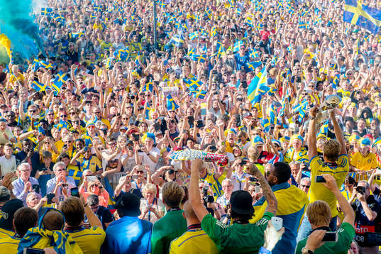 Sveriges landslag firar  i Kungsträdgården när Sveriges