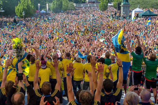 Sveriges landslag firar  i Kungsträdgården när Sveriges