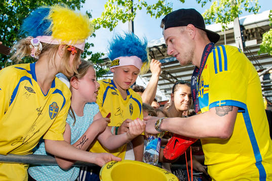 Sveriges John Guidetti skriver autografer i