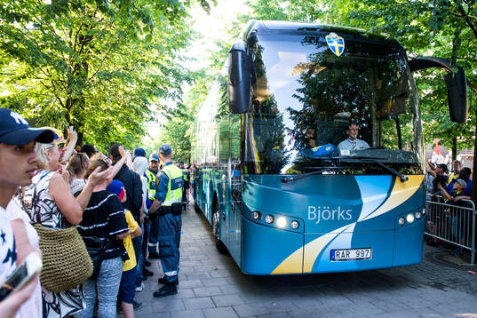 Sveriges spelare lämnar med buss firandet i