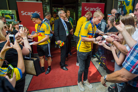 Sveriges Simon Tibbling och Sam Larsson skriver autografer