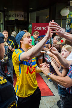 Sveriges Simon Tibbling före bussfärden mot