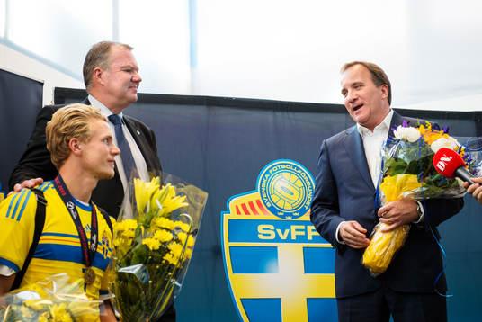 Sveriges U21-landslag med Oscar Hiljemark hyllas av Svenska