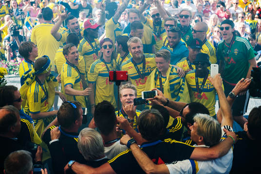 Oscar Hiljemark tar en selfie uppe på scén när Sveriges