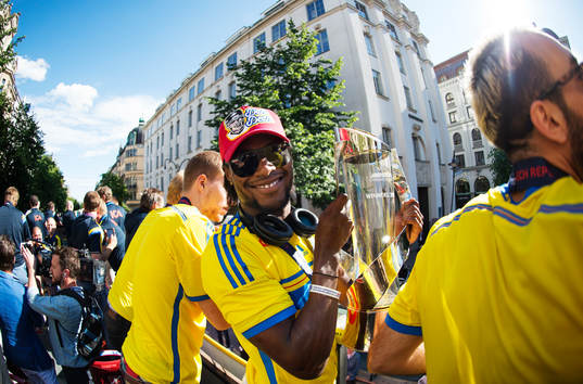 Joseph Baffo med EM-pokalen när Sveriges U21-landslag