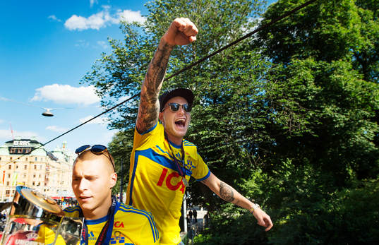 John Guidetti jublar när Sveriges U21-landslag hyllas