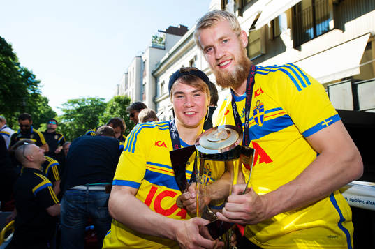 Simon Tibbling och Filip Helander poserar med EM-pokalen