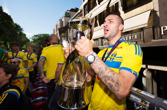 Mikael Ishak jublar med EM-pokalen när Sveriges