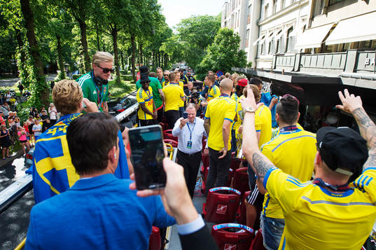 Spelare och ledare i kortegen när Sveriges U21-landslag