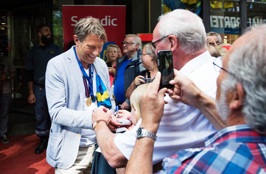 Förbundskapten Håkan Ericson skriver autografer när