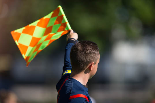 Domare Pontus Westberg ger signal med sin flagga