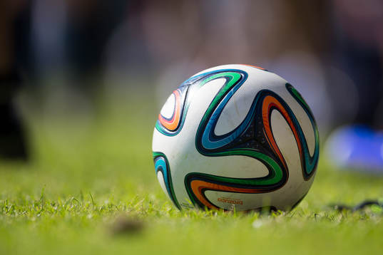 En fotboll ligger på gräset