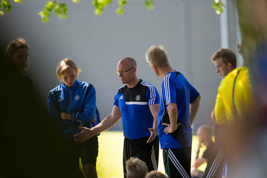 Ångermanlands Patrik Lockner instuerar Erik Bengtsson,