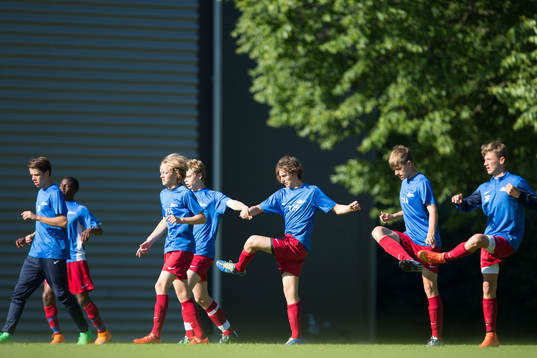 Stockholms spelare värmer upp före en match