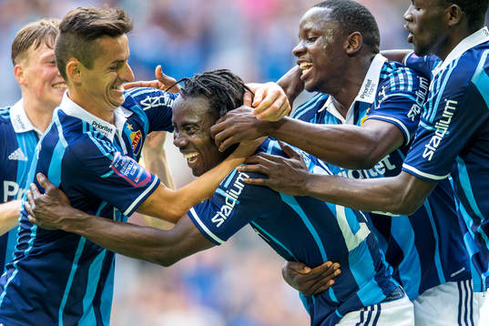 Djurgårdens Sam Johnson firar med Haris Radetinac och