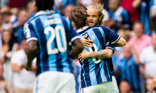 Djurgårdens Daniel Berntsen (h) gör 1-0 om omfamnas av