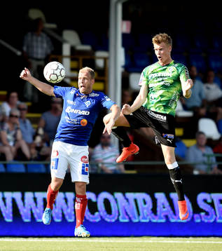 Åtvidabergs Kristian Bergström och Halmstads Eric Smith i