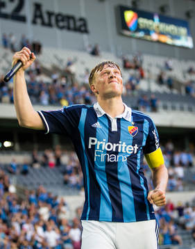 Djurgårdens Emil Bergström leder en sång