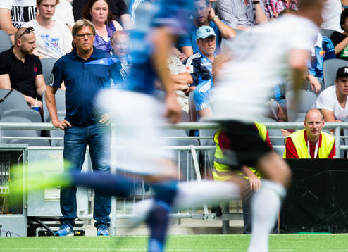 Djurgårdens tränare Per Olsson följer spelet