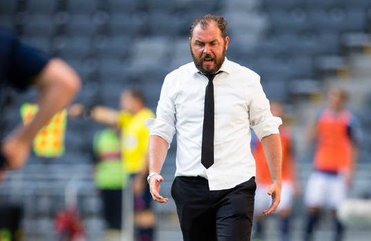 Örebros tränare Alexander Axén reagerar