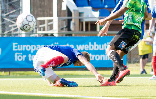 Åtvidabergs lagkapten Daniel Hallingström skadar sig