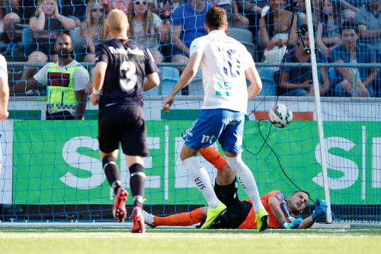 Malmös målvakt Zlatan Azinovic släpper in straffen av