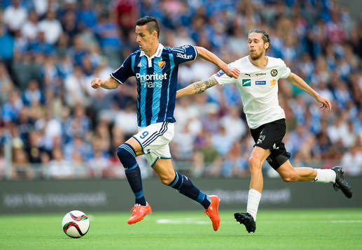 Djurgårdens Haris Radetinac jagas av Örebros Daniel