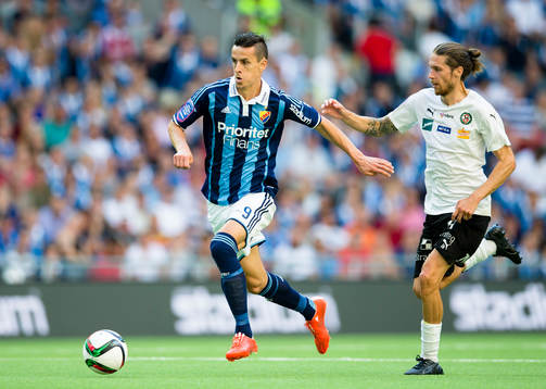 Djurgårdens Haris Radetinac jagas av Örebros Daniel