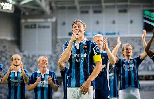 Djurgårdens Emil Bergström sjunger för supportrarna