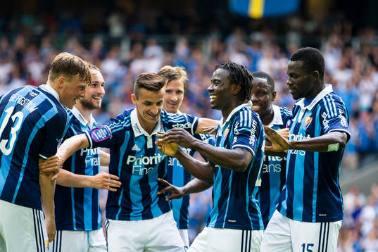 Djurgårdens Sam Johnson ser glad ut och firar med