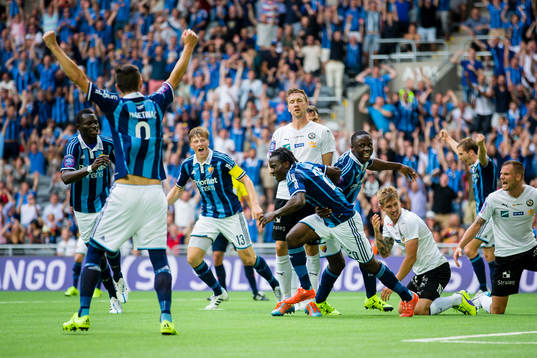 Djurgårdens Sam Johnson (m) har just gjort 2-0 och firar
