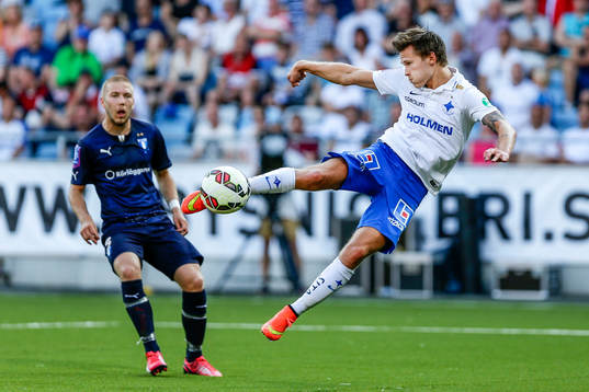 Norrköpings Arnor Ingvi Traustason med målchans framför