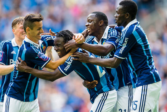 Djurgårdens Sam Johnson (m) gör 2-0 och gratuleras av