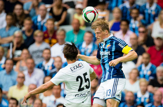 Djurgårdens Emil Bergström når högst i en nickduell med