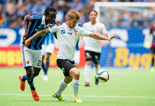 Örebros Daniel Björnqvist i kamp om bollen med