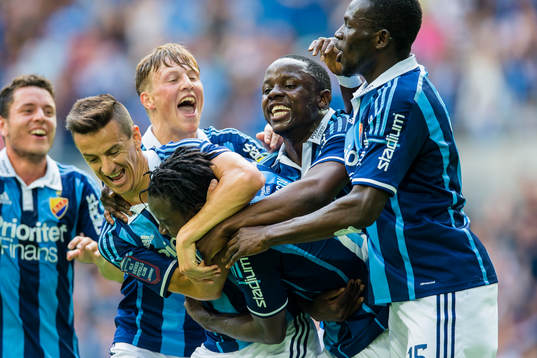Djurgårdens Sam Johnson gör 2-0 och gratuleras av