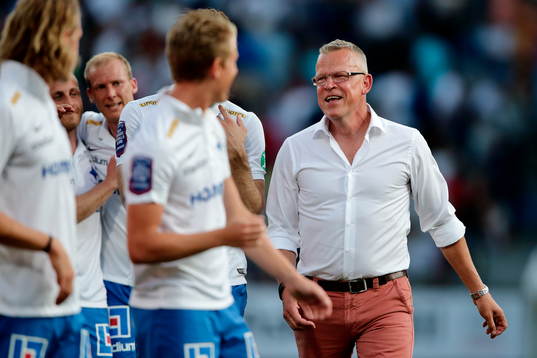 Norrköpings tränare Jan Andersson firar med sitt lag