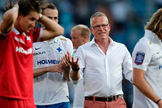Norrköpings tränare Jan Andersson firar med sitt lag
